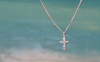 La croix en pendentif : quand un symbole millénaire devient l’accessoire de mode par excellence