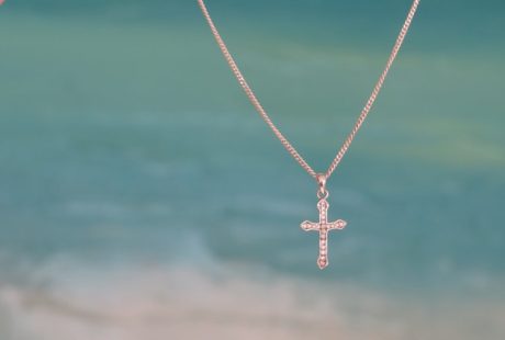 La croix en pendentif : quand un symbole millénaire devient l’accessoire de mode par excellence