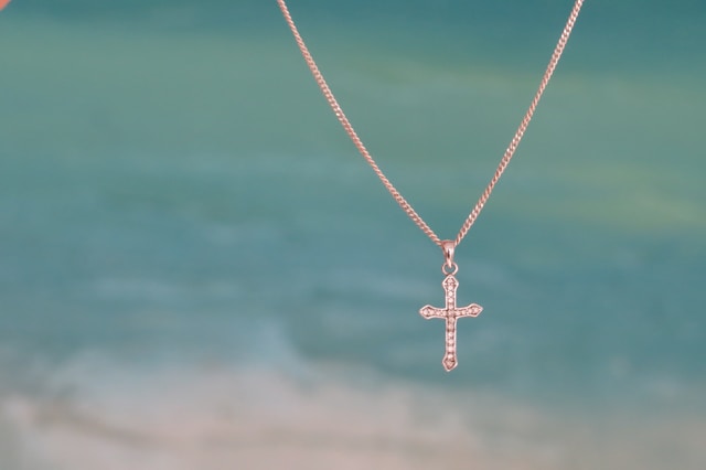 La croix en pendentif : quand un symbole millénaire devient l’accessoire de mode par excellence