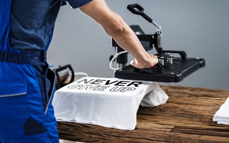 Sérigraphie textile : comment personnaliser une petite série sans se ruiner